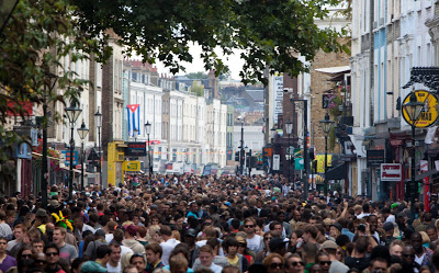 Il carnevale a Londra: Carnevale di Notting Hill in Agosto, Tante persone e divertimento per famiglie