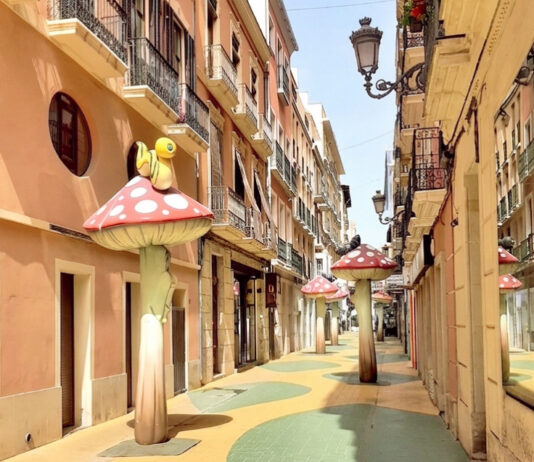 Alicante con bambini: cosa vedere, dove giocare e come godersi la città in famiglia Calle San Francisco: la via delle favole ad alicante