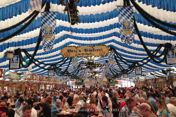 Oktoberfest a Monaco di Baviera con la famiglia: La festzelt, dove si beve la birra e si mangia i famosi Wiesnhendl