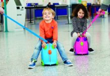 Valigia cavalcabile per bambini: Trunki è la migliore? Guida, opinioni e alternative per viaggiare comodi Bambino su valigia cavalcabile Trunki in aeroporto