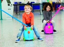 Valigia cavalcabile per bambini: Trunki è la migliore? Guida, opinioni e alternative per viaggiare comodi Bambino su valigia cavalcabile Trunki in aeroporto