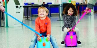 Valigia cavalcabile per bambini: Trunki è la migliore? Guida, opinioni e alternative per viaggiare comodi Bambino su valigia cavalcabile Trunki in aeroporto