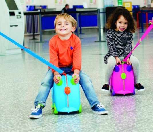 Valigia cavalcabile per bambini: Trunki è la migliore? Guida, opinioni e alternative per viaggiare comodi Bambino su valigia cavalcabile Trunki in aeroporto