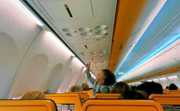 10 consigli per affrontare i viaggi in aereo con i bambini bambini aereo