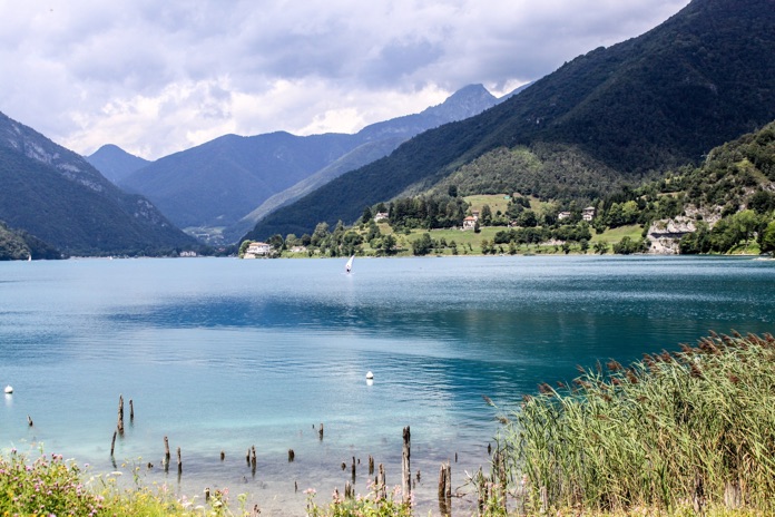 Panorama del lago di Ledro. In primo piano i pali originali sui cui si reggeva il villaggio Palafitticolo.