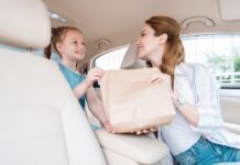 Viaggiare con i bambini: la busta delle sorprese che salva il viaggio