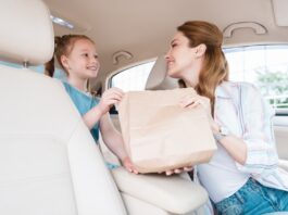 Viaggiare con i bambini: la busta delle sorprese che salva il viaggio