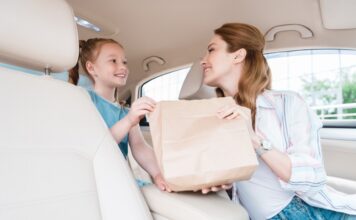 Viaggiare con i bambini: la busta delle sorprese che salva il viaggio