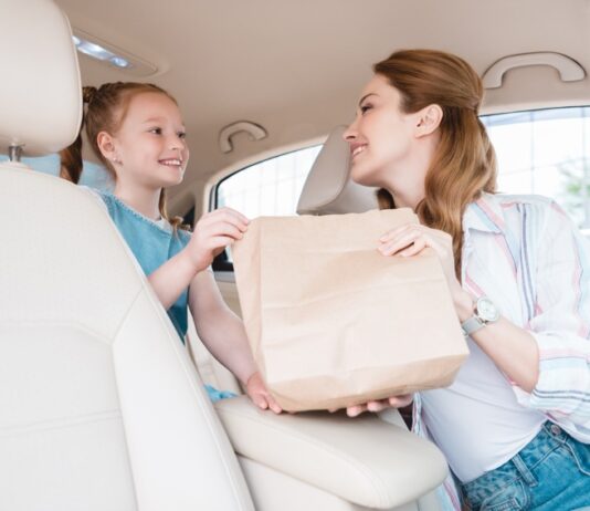 Viaggiare con i bambini: la busta delle sorprese che salva il viaggio