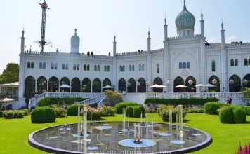 Le giostre senza tempo dei Giardini di Tivoli a Copenhagen Danimarca copenhagen parco divertimento TIVOLI