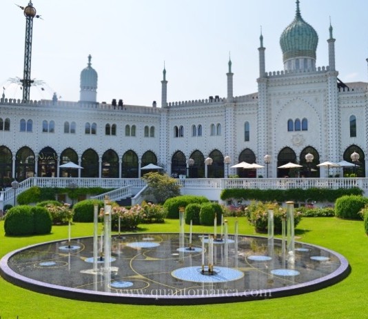 Le giostre senza tempo dei Giardini di Tivoli a Copenhagen I curatissimi Giardini di Tivoli Copenaghen durante la stagione estiva