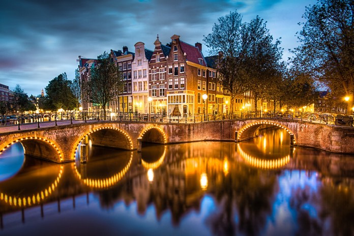 Foto Di Amsterdam A Natale.Amsterdam La Magia Del Natale Riflesso Nei Canali Quantomanca Com