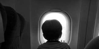 Identikit semiserio dei bambini in aereo