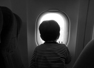 Identikit semiserio dei bambini in aereo