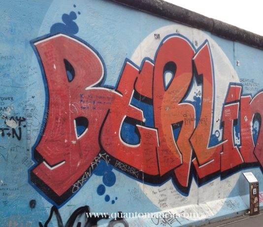 Berlino low cost: dove dormire e come risparmiare scritta berlin sul muro di berlino