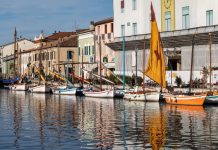 Cesenatico: cosa vedere nella perla della Riviera Romagnola imbarcazioni sul porto canale di cesenatico nella riviera romagnola