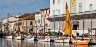 Cesenatico: cosa vedere nella perla della Riviera Romagnola imbarcazioni sul porto canale di cesenatico nella riviera romagnola