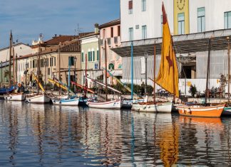 Cesenatico: cosa vedere nella perla della Riviera Romagnola imbarcazioni sul porto canale di cesenatico nella riviera romagnola