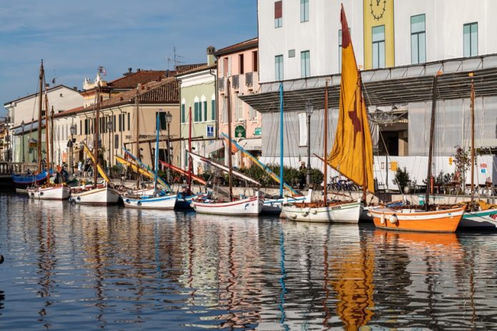porto canale di cesenatico imbarcazioni sul porto canale di cesenatico nella riviera romagnola