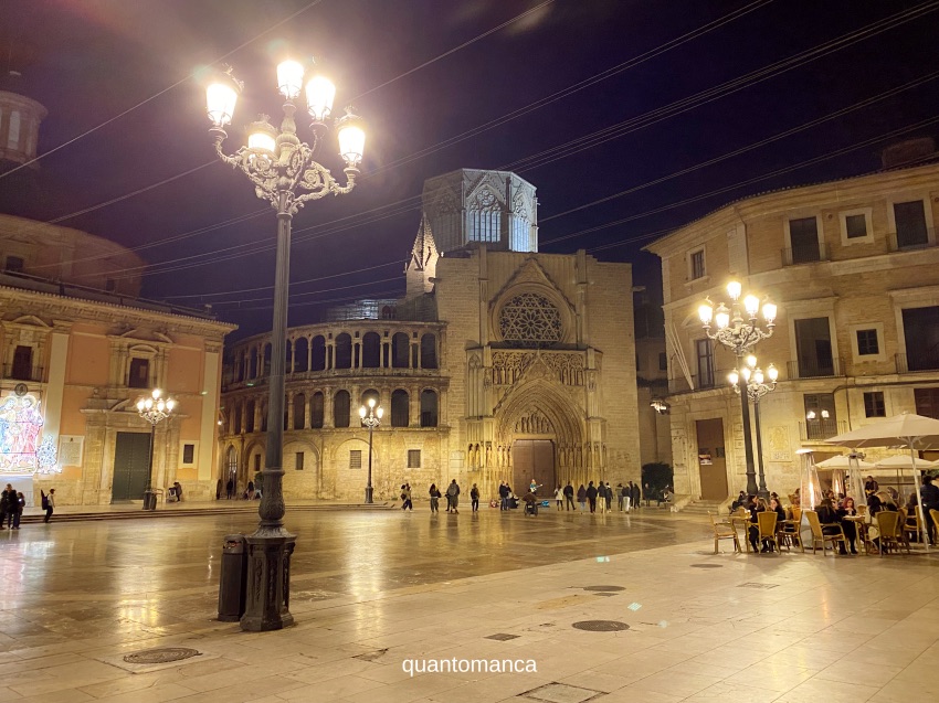 Plaza de la Virgen la piazza più bella del centro storico — circondata dalla cattedrale, dal palazzo dell'Arcivescovado e dalla basilica della Virgen de los Desamparados
