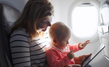 Viaggiare in aereo con bambini: gli accessori indispensabili per un volo sereno (per tutti!)