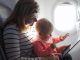 Viaggiare in aereo con bambini: gli accessori indispensabili per un volo sereno (per tutti!)