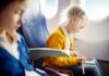 Cosa mettere in valigia: la checklist definitiva per un viaggio in aereo con bambini