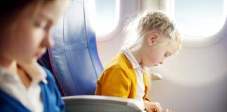 Cosa mettere in valigia: la checklist definitiva per un viaggio in aereo con bambini