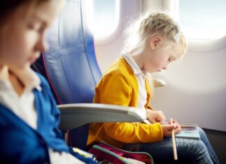 Cosa mettere in valigia: la checklist definitiva per un viaggio in aereo con bambini