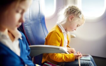 Cosa mettere in valigia: la checklist definitiva per un viaggio in aereo con bambini