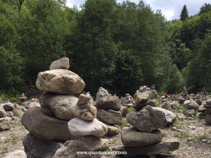 Percorsi in Baviera con i Bambini - il fiume con delle pietre - Quantomanca.com