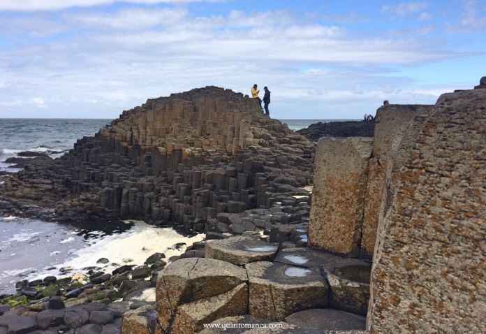 Irlanda con Bambini - giants causeway - i pilastri di basalto in vista panoramica - Quantomanca.com