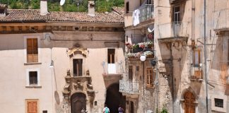Lago di Scanno e borgo: cosa vedere a Scanno e dintorni in Abruzzo centro storico di scanno in abruzzo in una giornata di sole