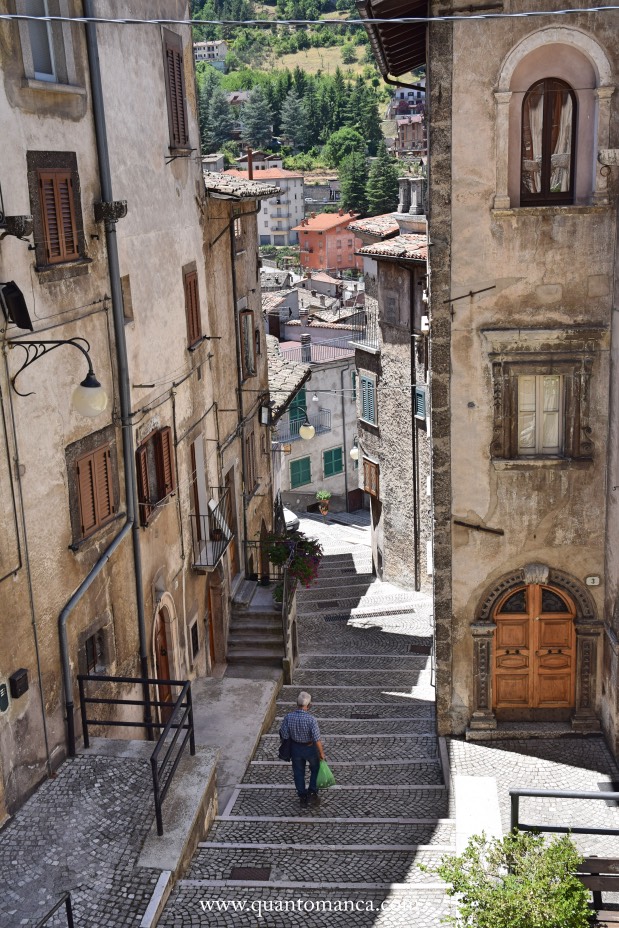 vicolo di scanno con scale e palazzi in pietra
