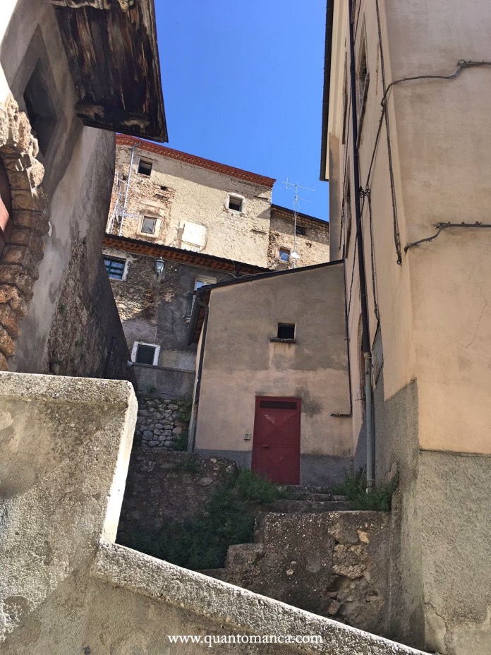 Villalago vicino scanno con case a schiera che sembrano addossate l'una all'altra