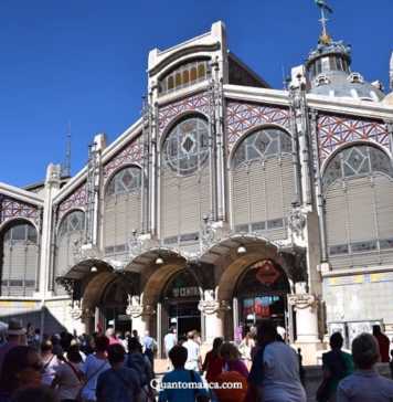 Valencia e l’anima dei suoi mercati: il Mercato Centrale e il Mercado de Colón Facciata modernista esterna del Mercato Centrale Valencia con i suoi dettagli in ceramica e vetro.