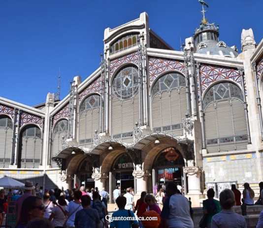 Valencia e l’anima dei suoi mercati: il Mercato Centrale e il Mercado de Colón Facciata modernista esterna del Mercato Centrale Valencia con i suoi dettagli in ceramica e vetro.