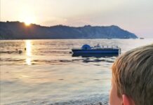 Le splendide spiagge della Riviera del Conero con un bimbo marche per bambini