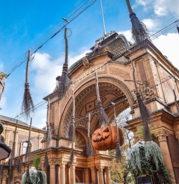 Halloween in Danimarca con i bambini: zucche a Tivoli e mostri di mattoncini a Billund Ingresso principale dei Giardini di Tivoli a Copenaghen su Vesterbrogade