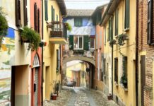 A spasso tra i vicoli di Dozza, il paese dei murales murales dozza