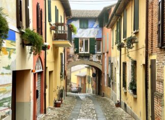 A spasso tra i vicoli di Dozza, il paese dei murales murales dozza