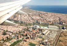 Valencia: come andare dall’aeroporto al centro e la Valencia Tourist Card panoramica di valencia vista da un oblo di aereo