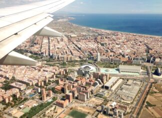 Valencia: come andare dall’aeroporto al centro e la Valencia Tourist Card panoramica di valencia vista da un oblo di aereo