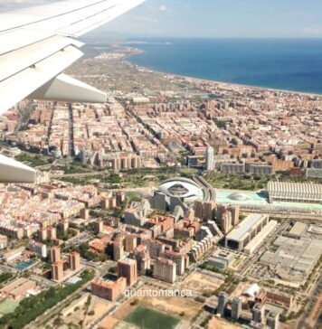 Valencia: come andare dall’aeroporto al centro e la Valencia Tourist Card panoramica di valencia vista da un oblo di aereo