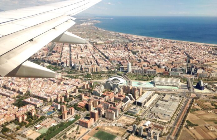panoramica di valencia vista da un oblo di aereo