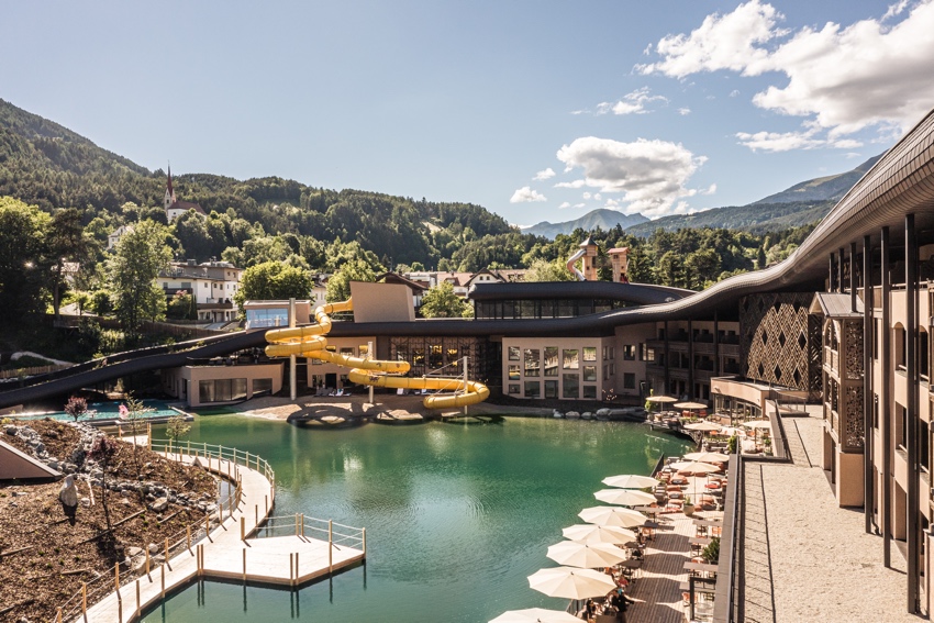 falkensteiner family hotel in alto adige con parco acquatico