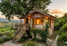 Casa sull’albero in Italia: le 20 migliori strutture dove dormire Casa sull'albero in Italia immersa nella natura con colline sullo sfondo