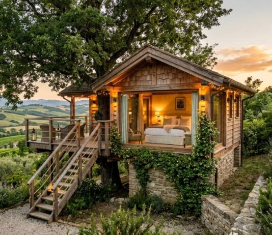 Casa sull’albero in Italia: le 20 migliori strutture dove dormire Casa sull'albero in Italia immersa nella natura con colline sullo sfondo