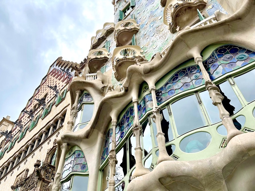 casa batlo con i caratteristici balconi a forma di teschio