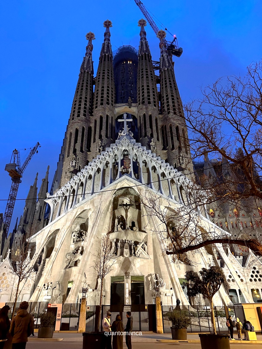 la sagrada familia di barcellona uno dei monumenti più iconici della città